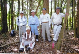 写真は玉巻城跡の現地調査をする委員会