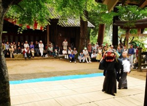 賀茂神社と金屋の神楽舞の様子