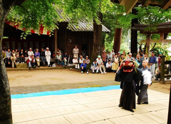 賀茂神社と金屋の神楽舞の様子