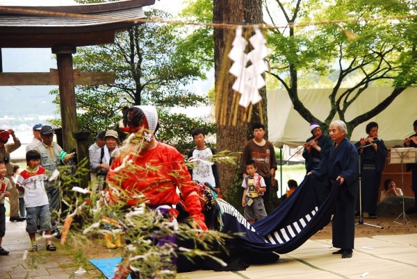 賀茂神社と金屋の神楽舞