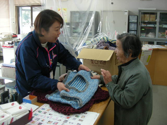 小谷支所長（左）と話す赤永さん